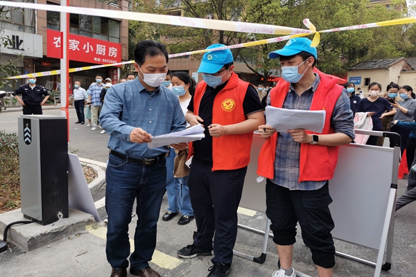 室負責人第一時間奔赴正在組建的順安鎮銅陵中學臨時集中隔離安置點